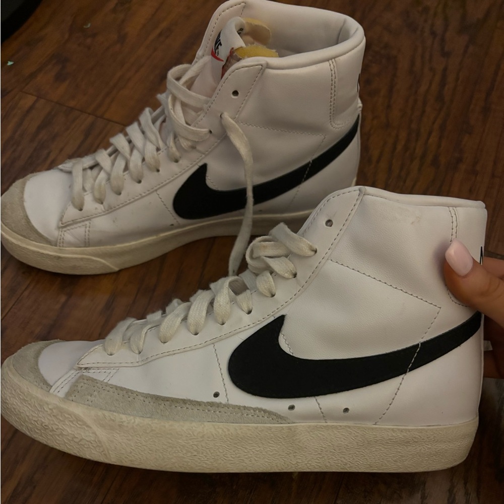 nike mid blazer ‘77 white & black in size women’s 7.5 US